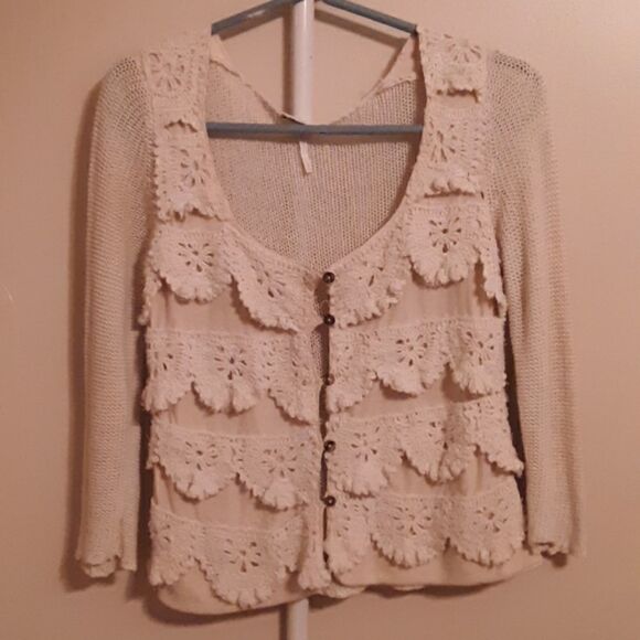 Free People Sweaters - RARE 🦄 💥FREE PEOPLE TIERED CROCHET LACEY CARDIGAN SWEATER SMALL